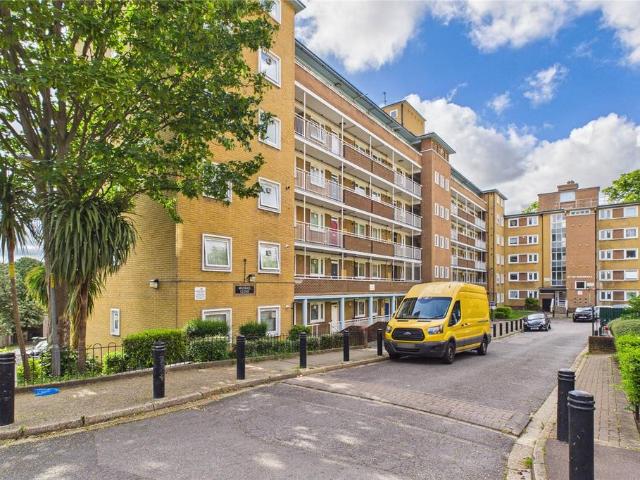 Flat for sale in Tulse Hill, Greater London