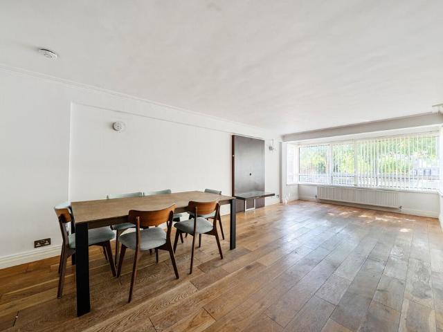 Flat for sale in Brondesbury, Greater London