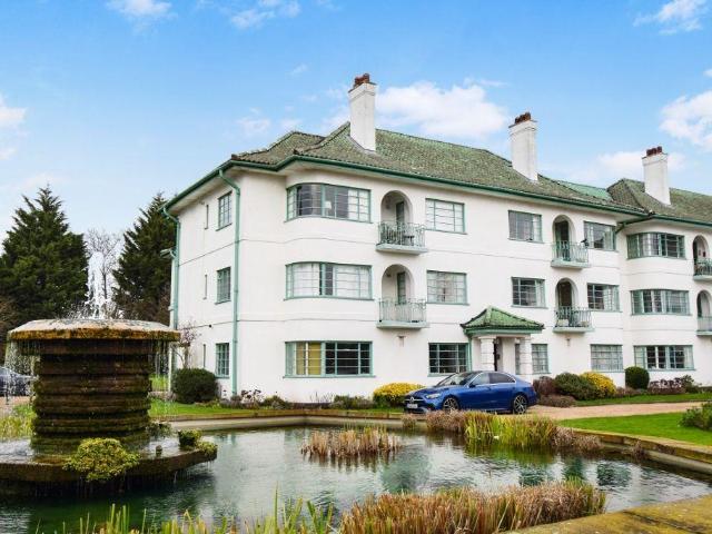 Flat for sale in Pinner, Greater London