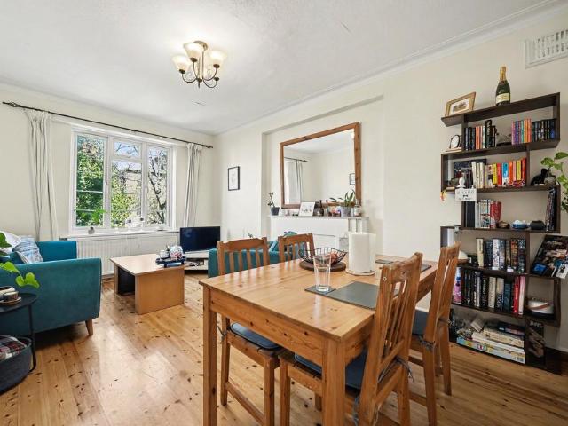 Flat for sale in Kilburn, Greater London