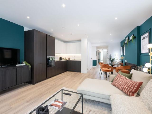 Flat for sale in London Borough of Ealing, Park Royal