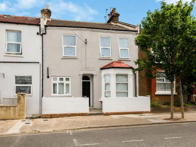 Flat for sale in Harlesden, Greater London