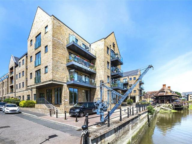 Flat for sale in London Borough of Hounslow, Greater London