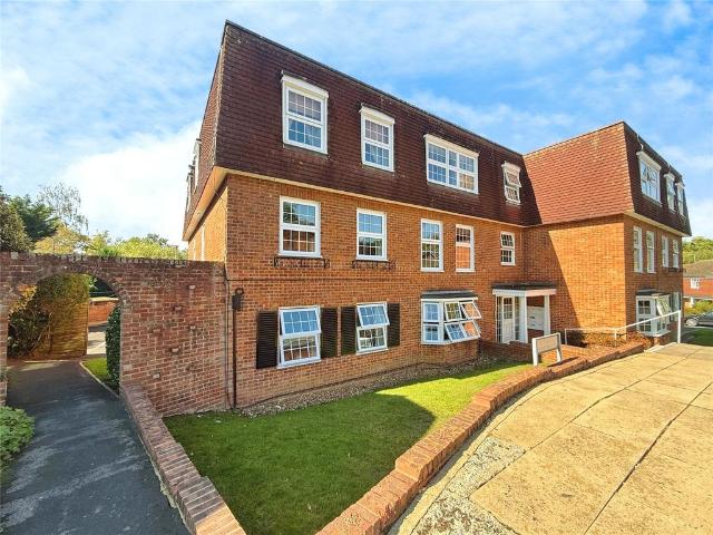 Flat for sale in Emmbrook, Wokingham