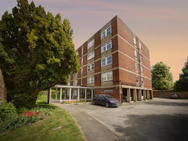 Flat for sale in Dunstable, Bedfordshire
