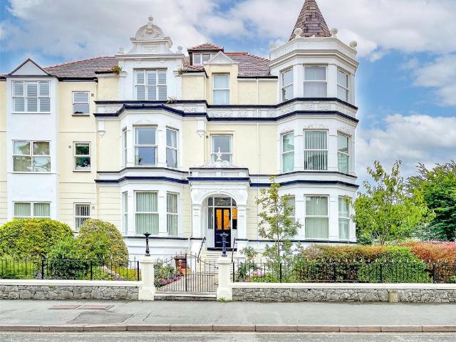 Flat for sale in Llandudno, Wales