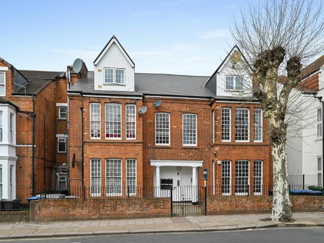 Flat for sale in Cricklewood, Greater London