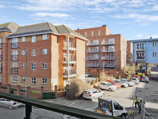 Flat for sale in Slough