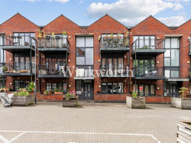 Flat for sale in Hornsey, Greater London