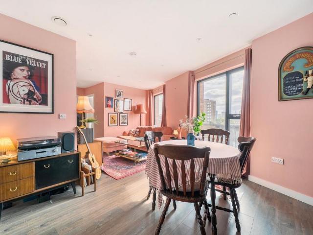 Flat for sale in Bromley-by-Bow, Greater London