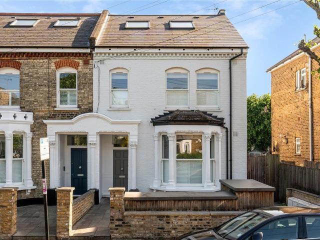 Flat for sale in Balham, Greater London