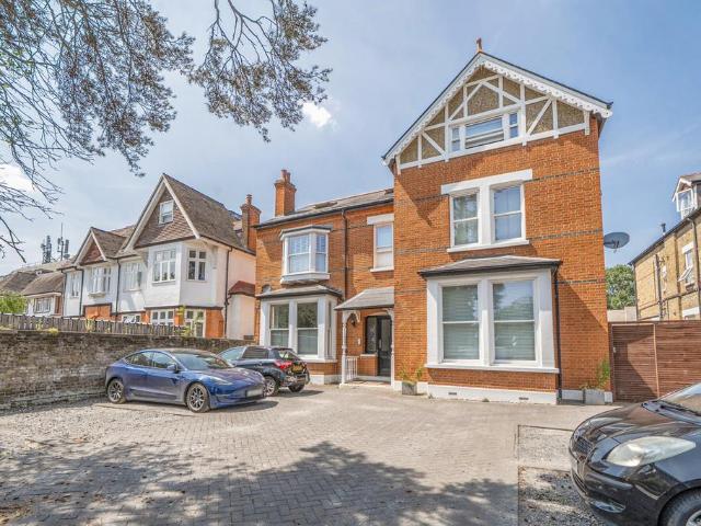 Flat for sale in London Borough of Ealing, Perivale