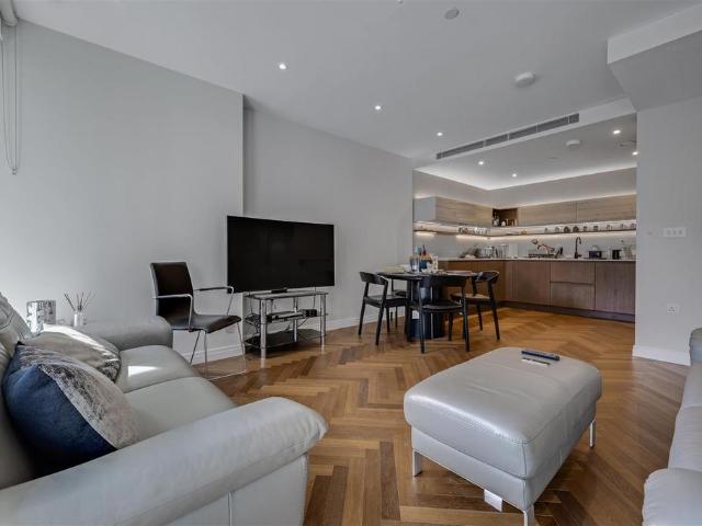Flat for sale in Fulham, Greater London