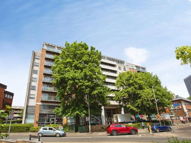 Flat for sale in North Watford, Hertfordshire
