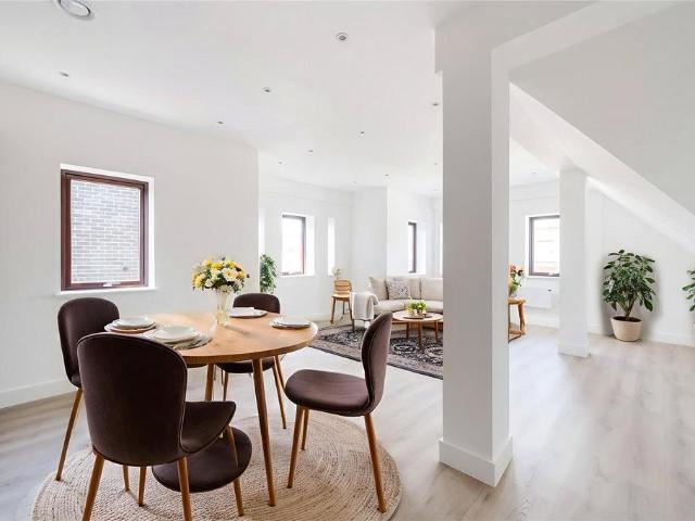Flat for sale in Emmbrook, Wokingham