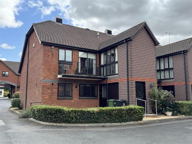 Flat for sale in Bromsgrove, Worcestershire