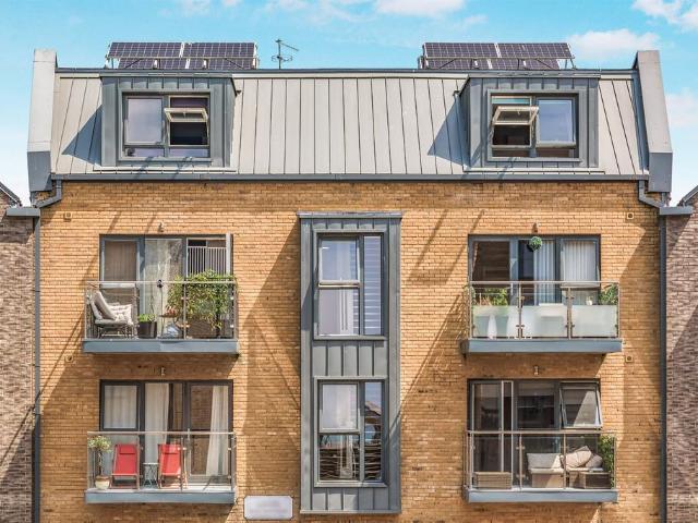 Flat for sale in Fishersgate, West Sussex
