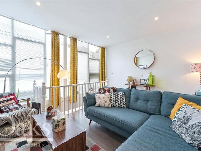 Flat for sale in Streatham, Greater London