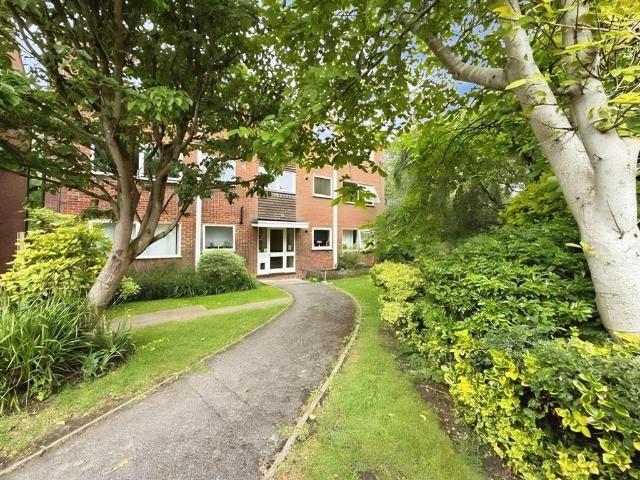 Flat for sale in Heol-las, Surrey