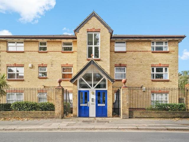 Flat for sale in London Borough of Ealing, Greater London