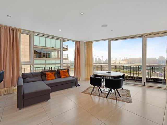 Flat for sale in Canning Town, Greater London