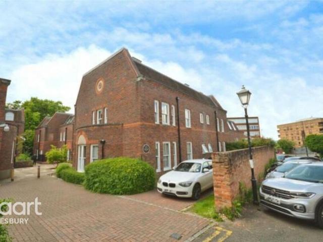 Flat for sale in Southcourt, Aylesbury