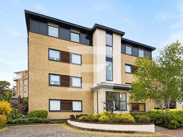 Flat for sale in Ridgemont, Greater London