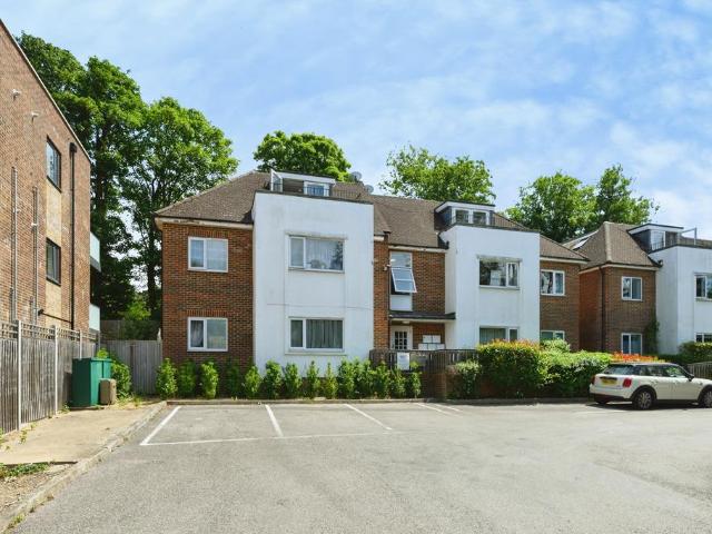Flat for sale in London Borough of Croydon, Purley