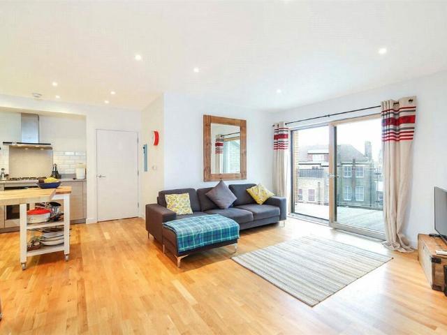 Flat for sale in Royal Borough of Greenwich, Greater London