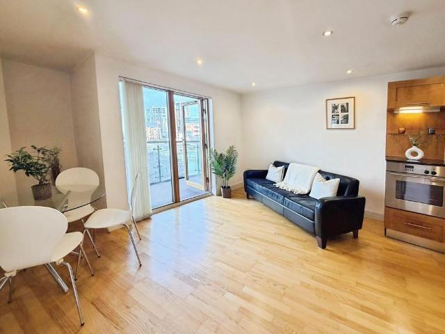 Flat for sale in Richmond Hill, West Yorkshire