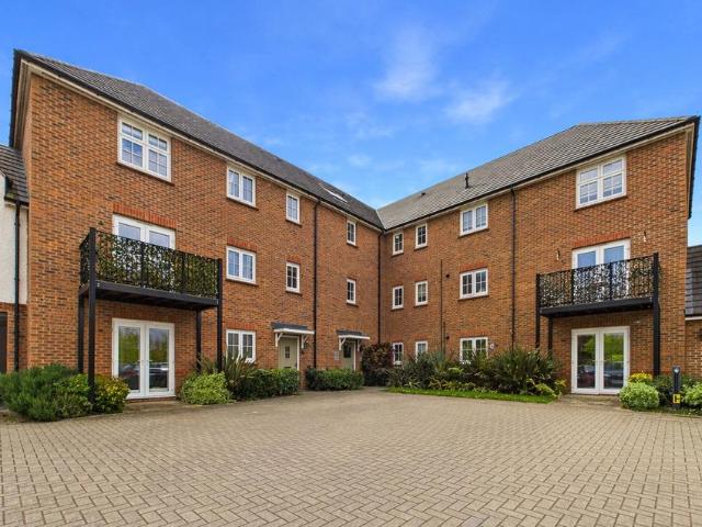 Flat for sale in Finchampstead