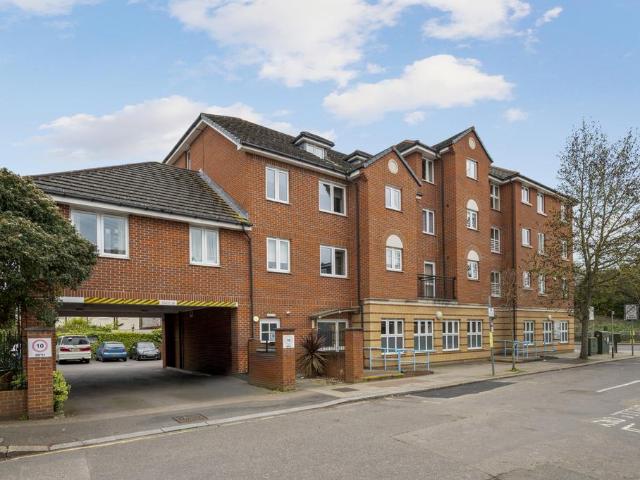 Flat for sale in London Borough of Merton, Raynes Park
