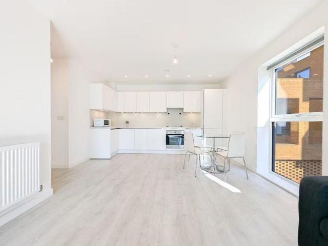 Flat for sale in London Borough of Ealing, Greater London