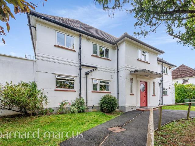 Flat for sale in Manor Park, Epsom