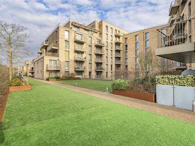 Flat for sale in Yiewsley, Greater London