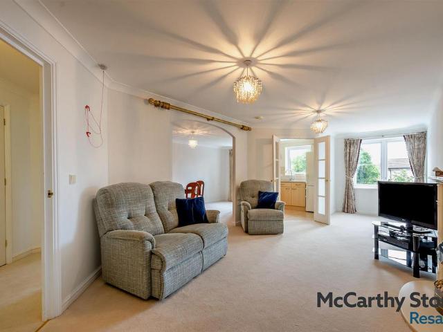 Flat for sale in Uckfield, Cross In Hand