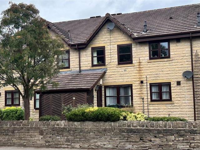 Flat for sale in Greengates, West Yorkshire