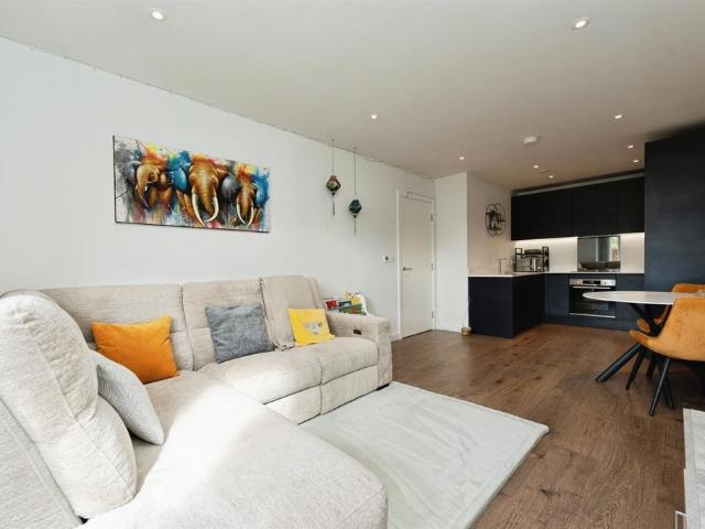 Flat for sale in Watford Heath, Watford
