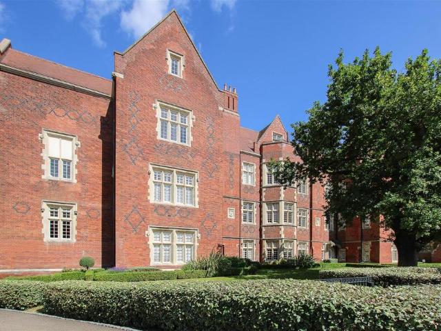 Flat for sale in The Galleries, Navestock Side