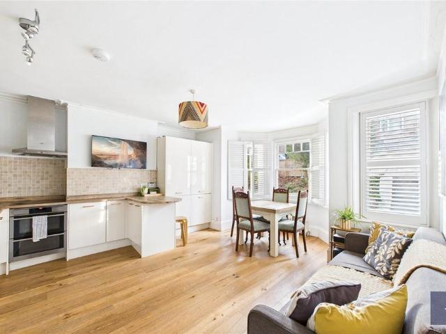 Flat for sale in Tulse Hill, Greater London