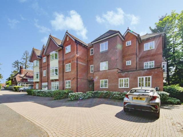 Flat for sale in Abbey End, Green Close