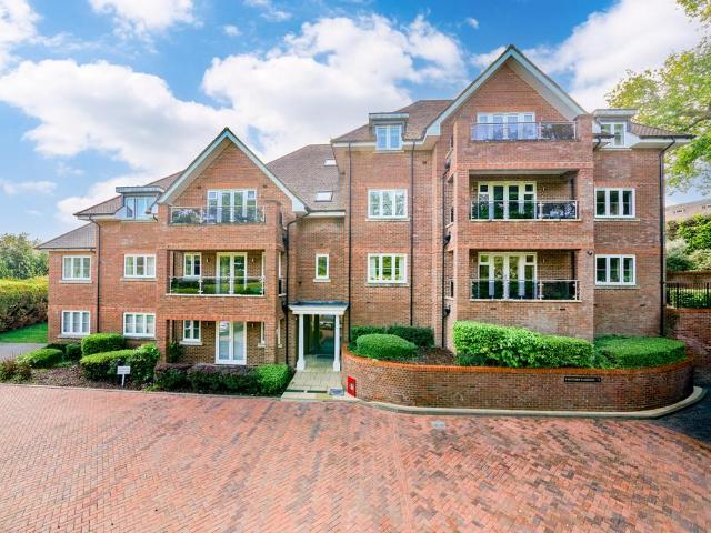 Flat for sale in Ashlyns Estate, Pouchen End