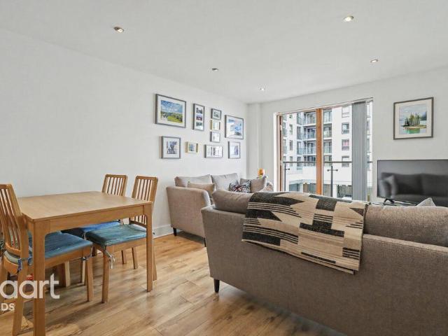 Flat for sale in Richmond Hill, West Yorkshire