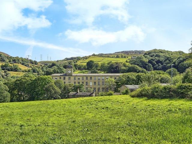 Flat for sale in Ripponden, West Yorkshire
