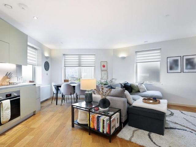 Flat for sale in Camberwell, Greater London