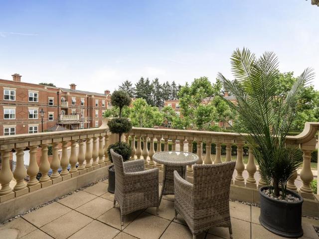 Flat for sale in Wormley, Fole
