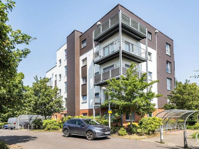 Flat for sale in Monks Orchard, Kent