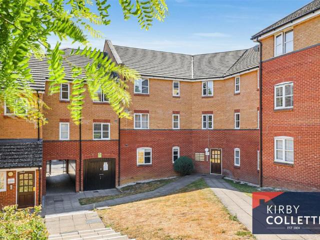 Flat for sale in Broxbourne, Hertfordshire