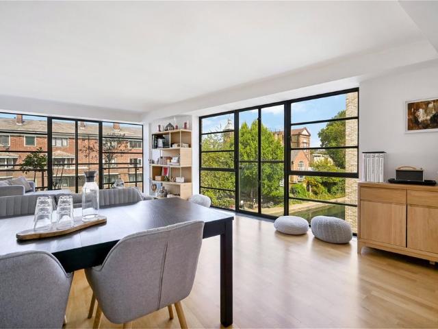 Flat for sale in Barnsbury, Greater London