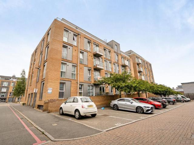 Flat for sale in London Borough of Hounslow, Greater London